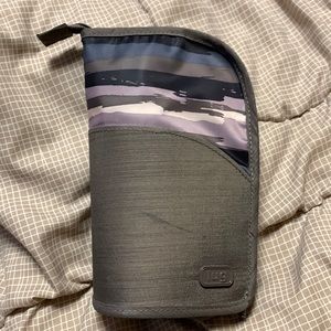 Canoe makeup brush holder by Lug